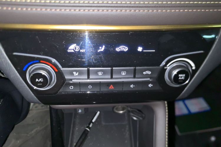 长安 逸动DT 2018款 1.6L 手动智享型中控内饰16