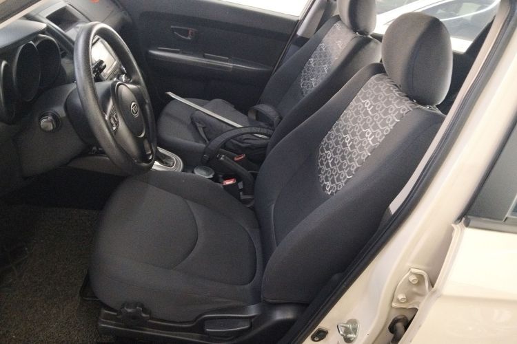 起亚 秀尔 2013款 1.6L AT GL中控内饰19