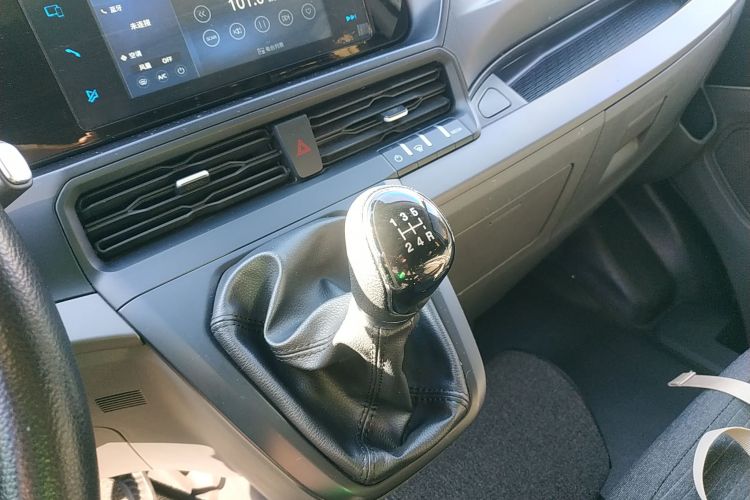 福特 全顺 2023款 2.0T汽油手动多功能商用车短轴低顶5/6座中控内饰18