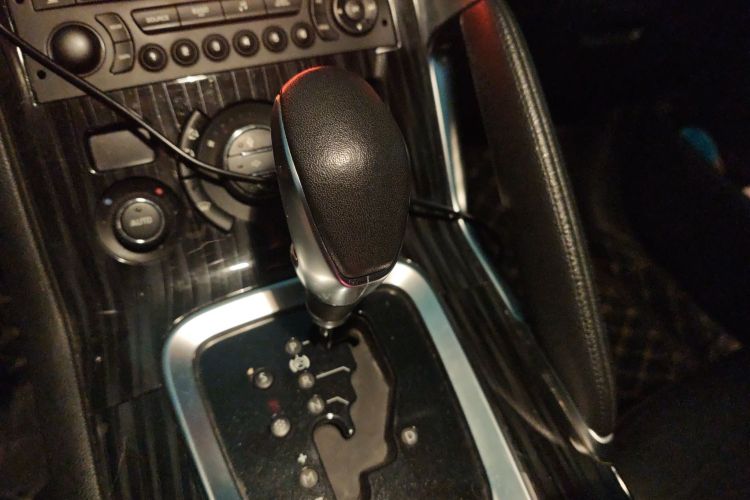 标致3008 2015款 2.0L 自动潮流版中控内饰18