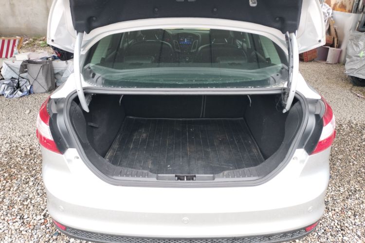 福特 福克斯 2012款 三厢 1.6L 手动风尚型局部细节23