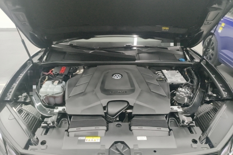 大众 途锐 2023款 3.0TSI 锐享版 曜黑运动套装机舱底盘24