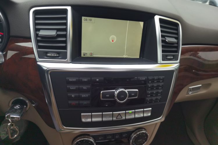 奔驰M级 2014款 ML 400 4MATIC动感型中控内饰16