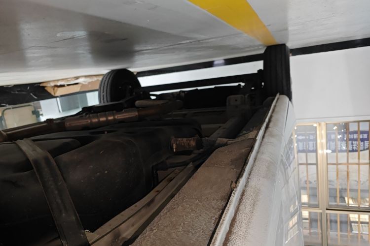 上汽大通MAXUS 新途V80 2023款 2.0T AMT经典傲运通短轴中顶5/6座局部细节9001