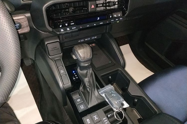 丰田 普拉多 2025款 2.4T 穿越BX版 5座中控内饰18