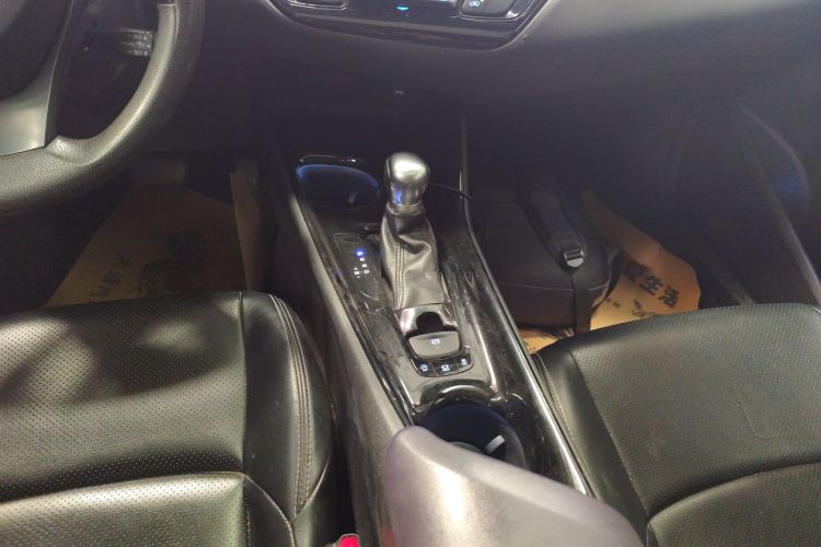 丰田C-HR 2018款 2.0L 领先天窗版 国VI局部细节18