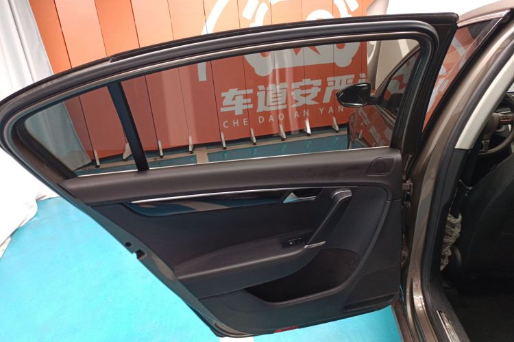 大众 迈腾 2015款 2.0TSI 豪华型中控内饰7008