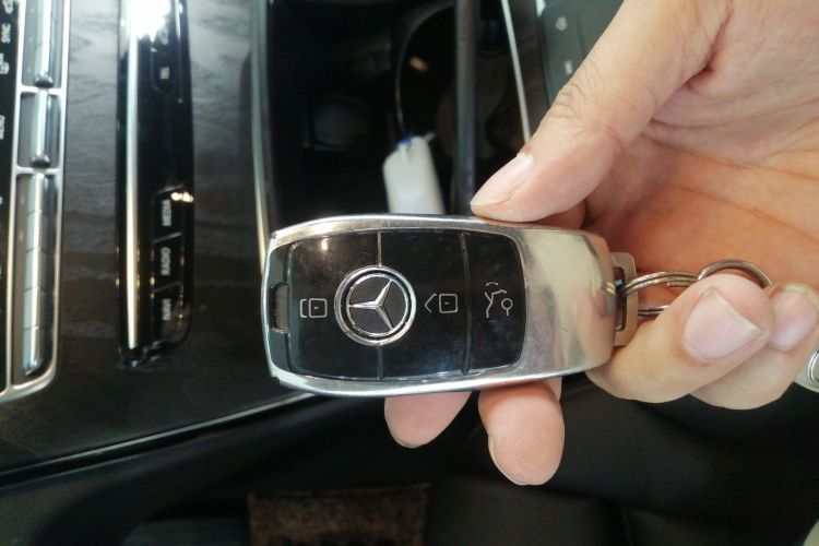 奔驰C级 2020款 改款 C 200 L 时尚型运动版中控内饰7001