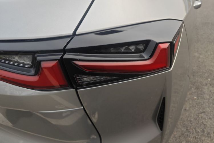 长安欧尚Z6 2022款 蓝鲸 1.5T DCT智尊型车身外观9