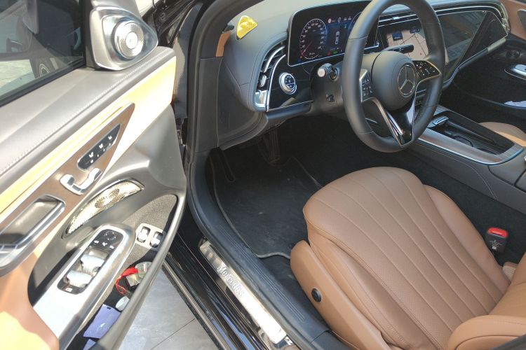 奔驰E级新能源 2024款 E 350 e L 插电式混合动力轿车中控内饰20