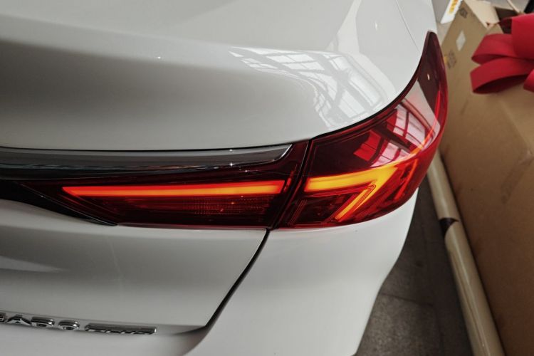 长安 逸动 2020款 PLUS 百万版 1.6L GDI CVT豪华型车身外观9