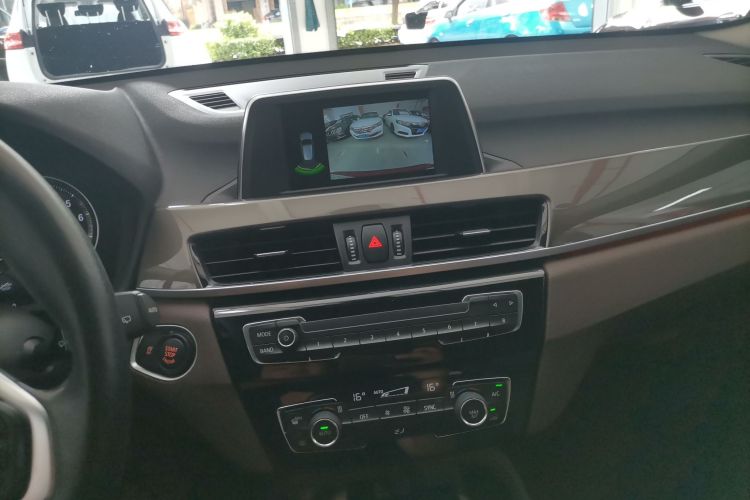 宝马X1 2019款 sDrive18Li 尊享型中控内饰16