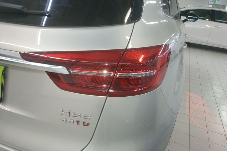 红旗HS5 2022款 改款 2.0T 智联旗享版车身外观9