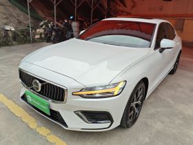 沃尔沃S60 2025款 B4 智逸豪华版