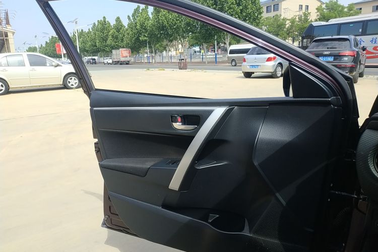 丰田 雷凌 2017款 改款双擎 1.8H GS E-CVT精英天窗版 国V中控内饰47