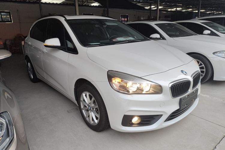 宝马2系旅行车 2016款 218i 时尚型车身外观3