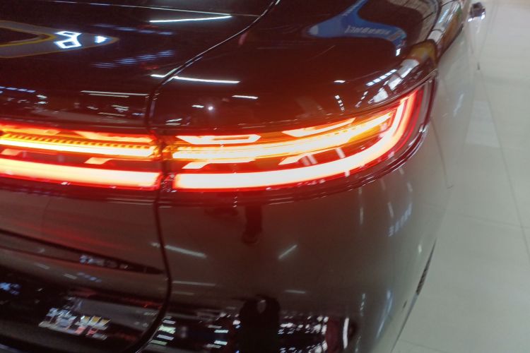 岚图汽车 岚图追光 2024款 PHEV 四驱超长续航旗舰版车身外观9