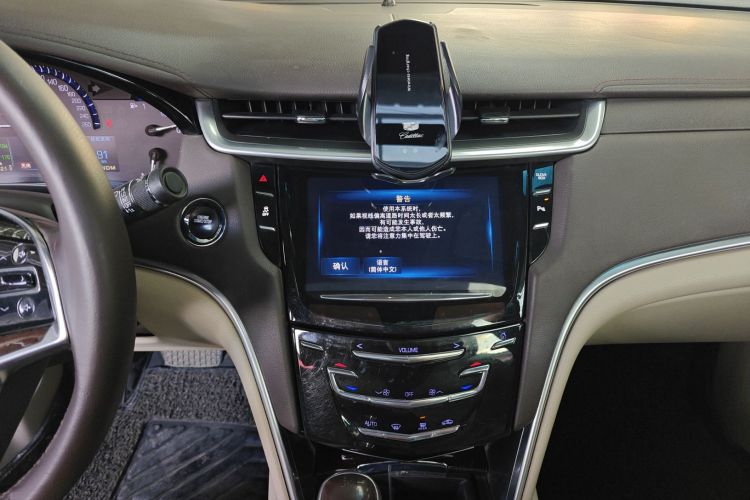 凯迪拉克XTS 2015款 28T 舒适型中控内饰16