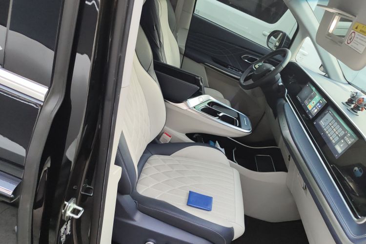 上汽大通MAXUS 大通G90 2022款 2.0T 星际七座版局部细节41