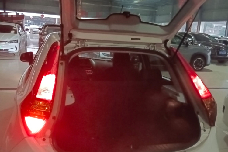 名爵3 2013款 1.5L AMT精英版机舱底盘23