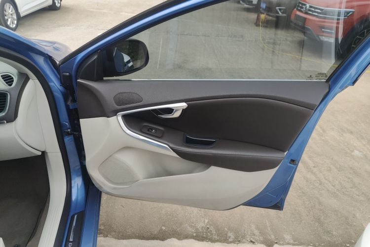 沃尔沃V40 2016款 T3 智逸版中控内饰42