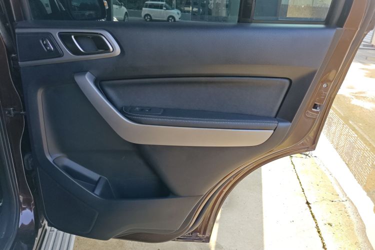 福特 撼路者 2017款 2.0T 汽油自动四驱豪华版 5座中控内饰45