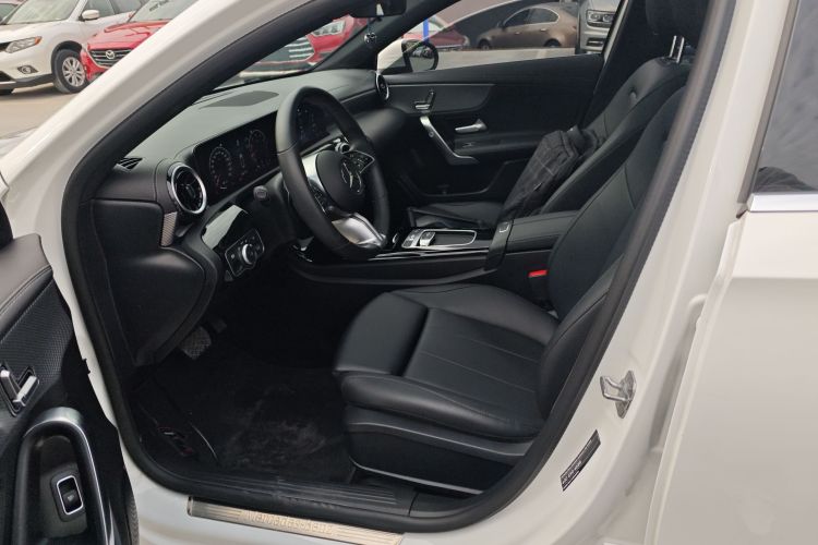 奔驰A级 2023款 A 180 L中控内饰19