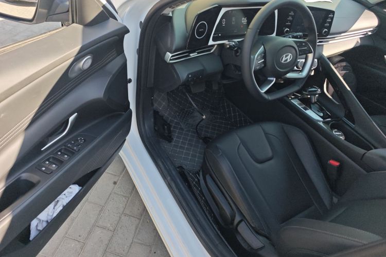 现代 伊兰特 2023款 1.5L CVT GLX精英版中控内饰7003