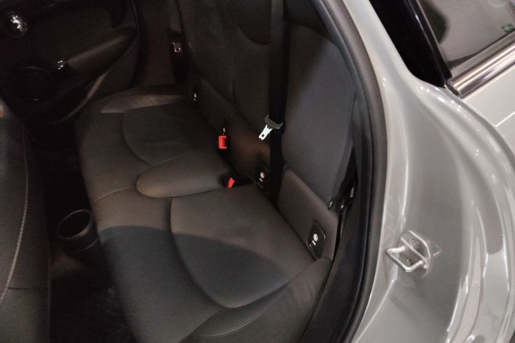 MINI 2022款 1.5T COOPER 艺术家 五门版中控内饰21