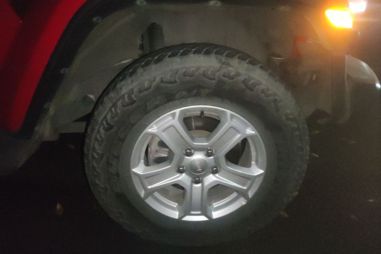 Jeep 牧马人 2018款 2.0T Sahara 四门版车身外观10