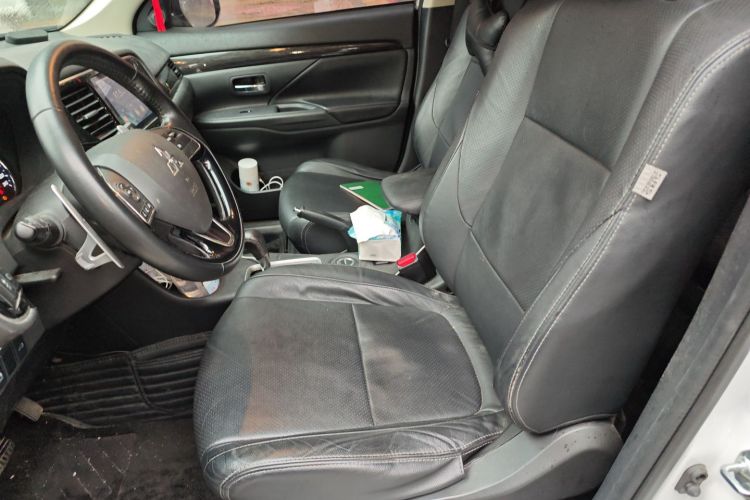 三菱 欧蓝德 2016款 2.4L 四驱豪华版 7座中控内饰19