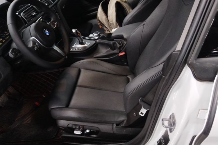 宝马3系GT 2019款 320i 时尚型中控内饰19