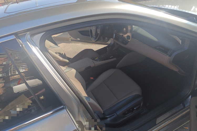 雷克萨斯ES 2025款 200 臻享版局部细节9005