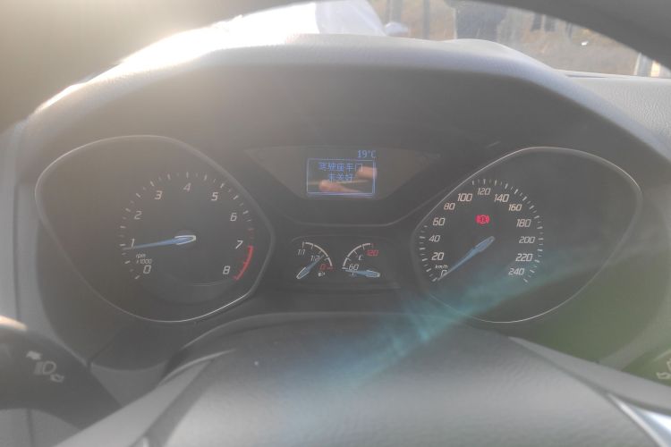 福特 福克斯 2012款 三厢 1.6L 手动风尚型中控内饰14