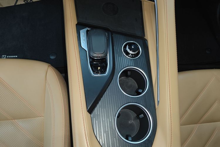 极氪001 2021款 超长续航双电机 YOU版中控内饰18