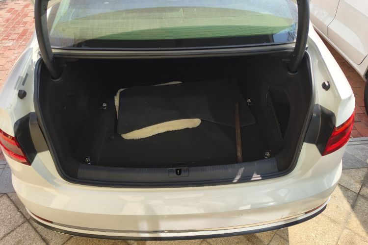 奥迪A4L 2019款 40 TFSI 进取型 国VI机舱底盘23