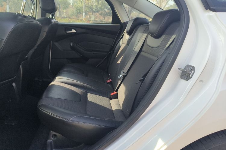 福特 福克斯 2012款 三厢 1.6L 手动风尚型中控内饰21