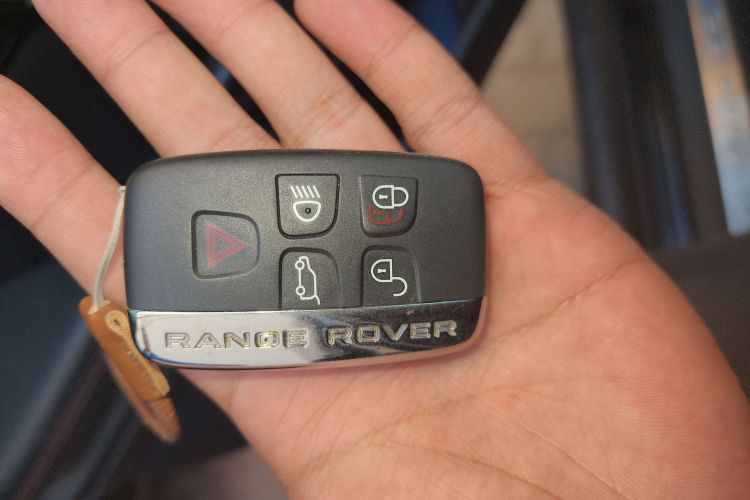 路虎 揽胜极光 2017款 2.0T 绚黑限量版中控内饰11