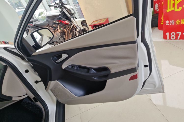 福特 福克斯 2018款 三厢经典 1.6L 自动舒适型智行版中控内饰7005