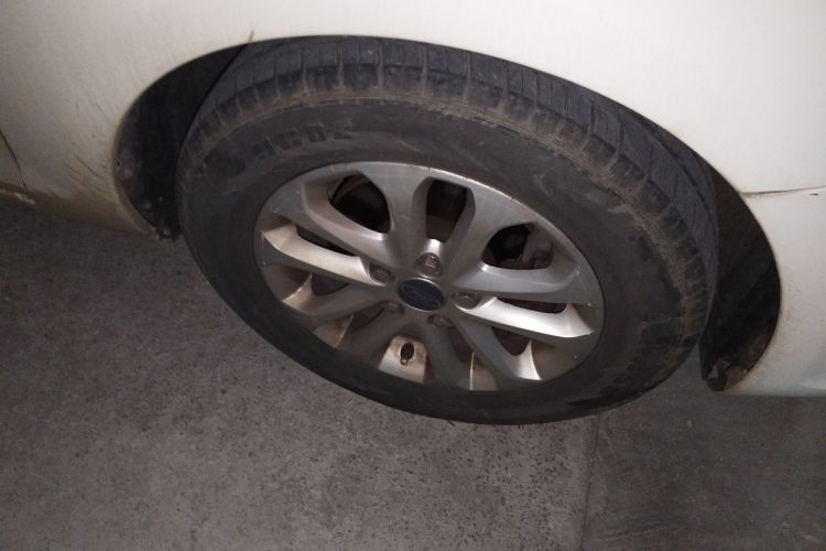 福特 福克斯 2013款 两厢经典 1.8L 手动基本型车身外观10