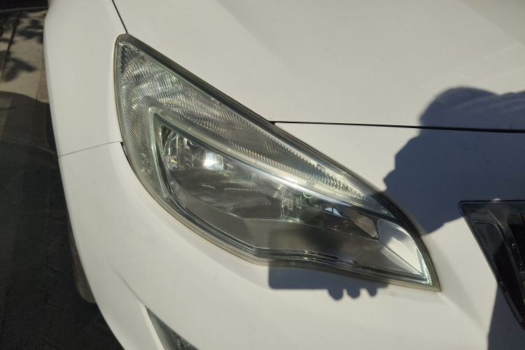 别克 英朗 2014款 XT 1.6L 自动时尚版车身外观8