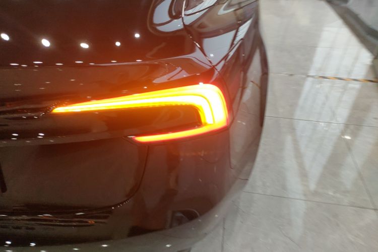 特斯拉 Model 3 2025款 改款 后轮驱动版车身外观9