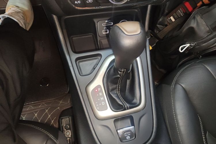 Jeep 自由光 2017款 2.0L 优越版中控内饰18