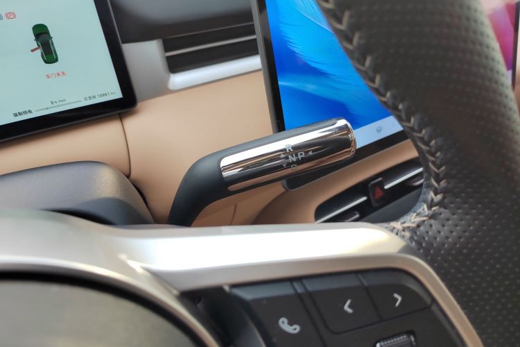 蓝电E5 PLUS 2025款 165km 长续航版PLUS 7座中控内饰18