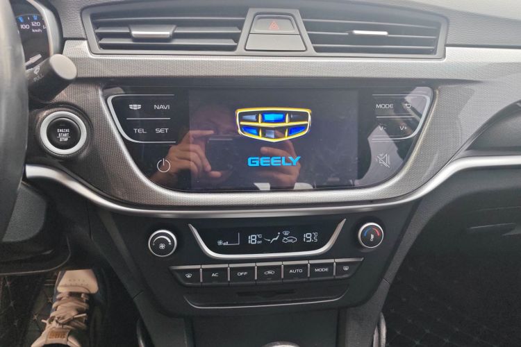 吉利汽车 帝豪 2017款 三厢百万款 1.5L CVT向上版中控内饰16