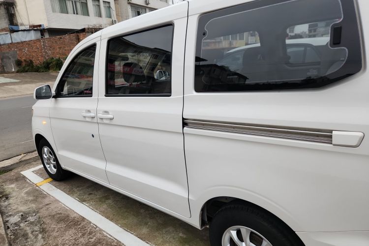 五菱汽车 五菱宏光V 2019款 1.5L劲享版国VI LAR车身外观4