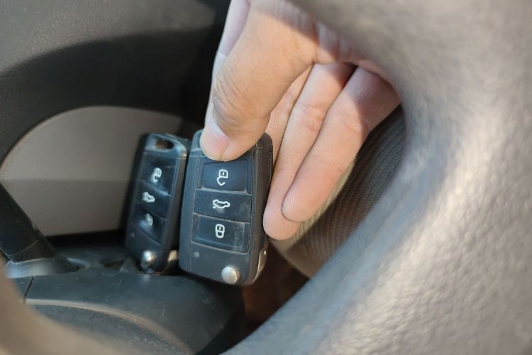 斯柯达 明锐 2015款 1.6L 手动逸杰版中控内饰11