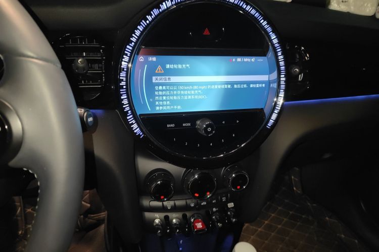 MINI 2022款 改款 1.5T COOPER 艺术家中控内饰16