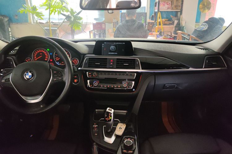 宝马3系 2018款 320Li 时尚型中控内饰12