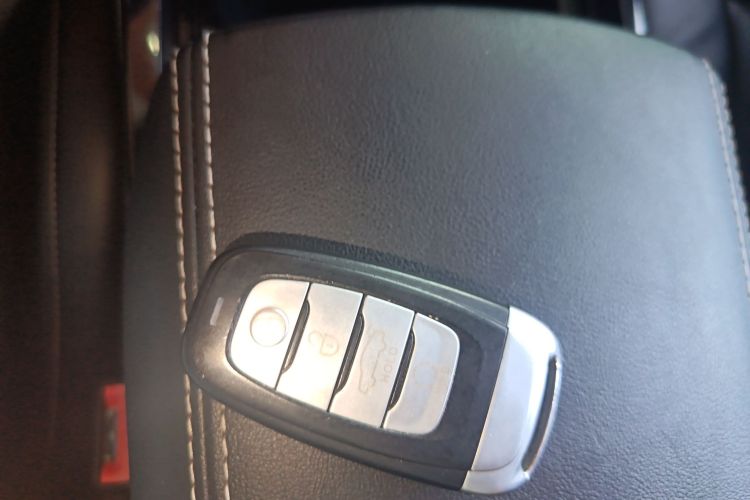 红旗H5 2018款 30TD 智联韵动版中控内饰7001